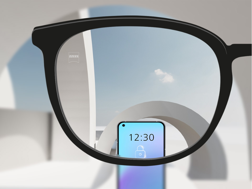 Punkt widzenia z soczewkami jednoogniskowymi ZEISS SmartLife ze smartfonem, obraz widziany przez soczewkę jest w pełni wyraźny.