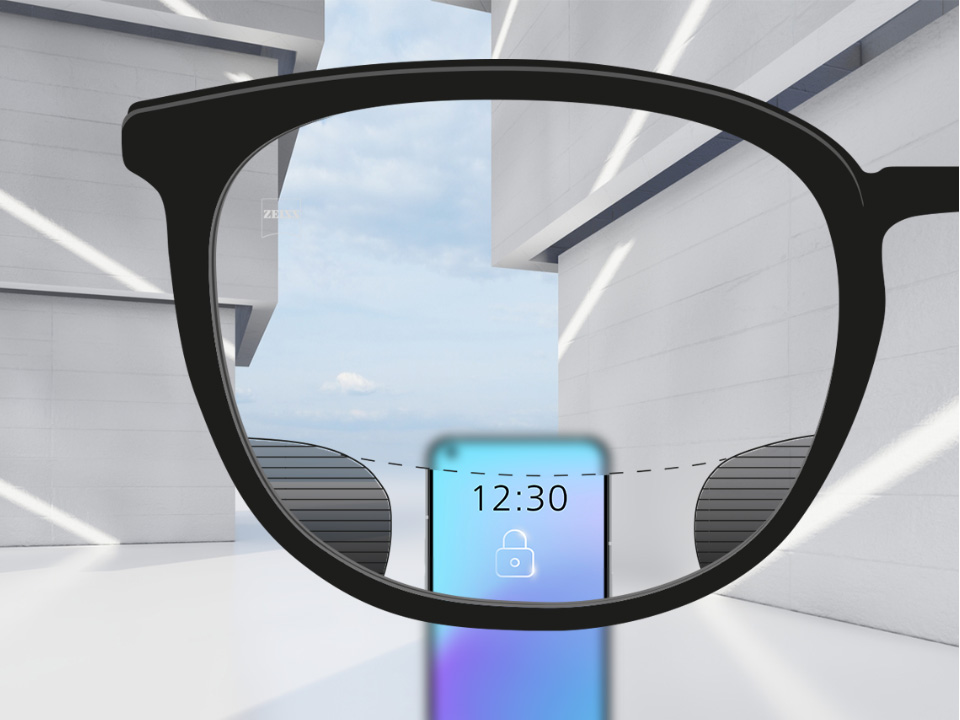 Ilustracja punktu widzenia przez soczewki ZEISS SmartLife Digital: widoczny smartfon, a obraz widziany przez soczewkę jest w pełni wyraźny u góry i na dole, z wąskimi rozmytymi obszarami po lewej i prawej stronie.
