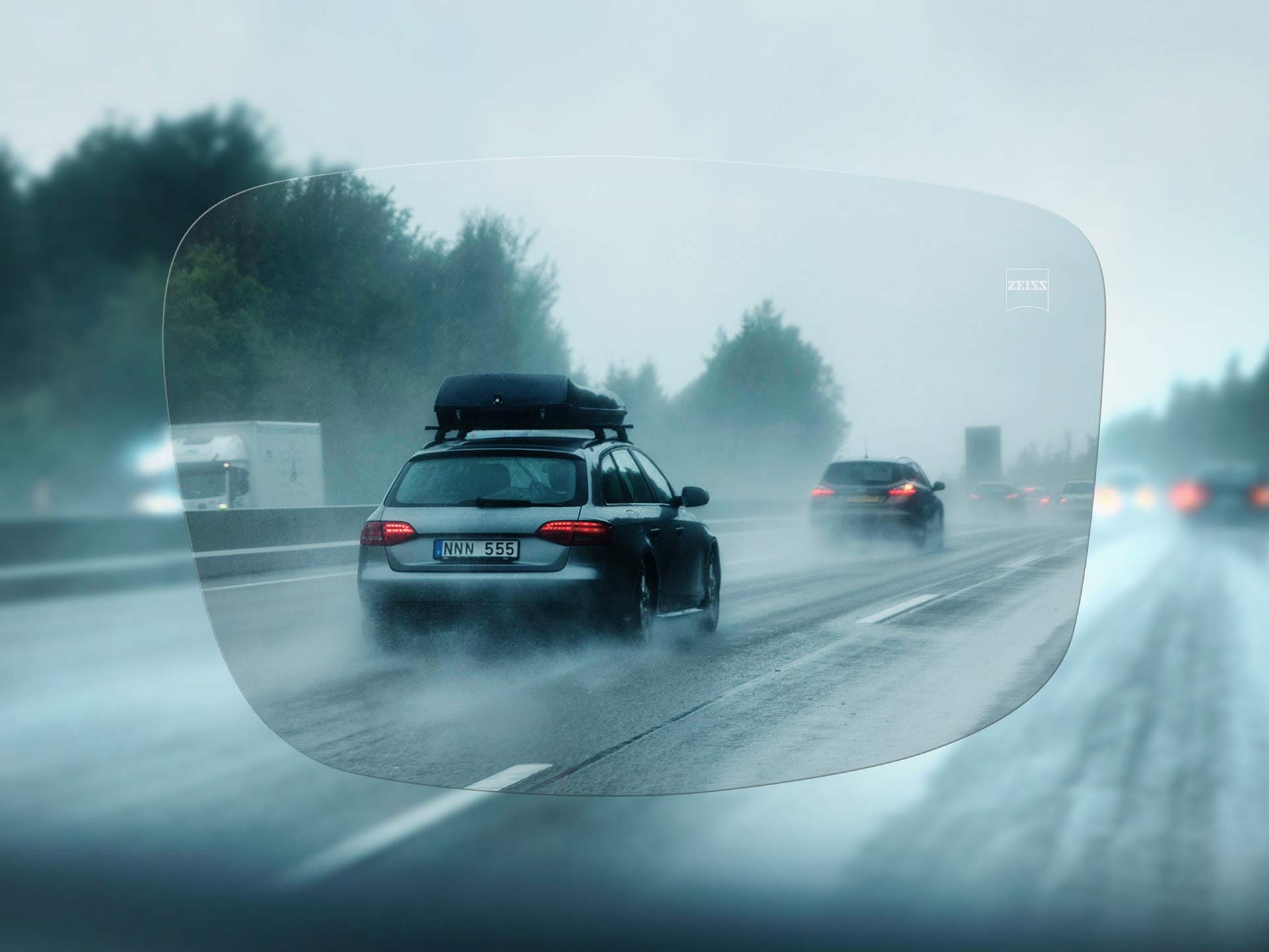 Widok na autostradę w deszczowy dzień przez soczewki jednoogniskowe ZEISS DriveSafe 