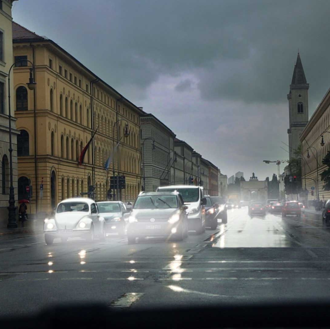 Słaba widoczność w warunkach niedostatecznego oświetlenia, np. w deszczu, o zmroku lub nocą 