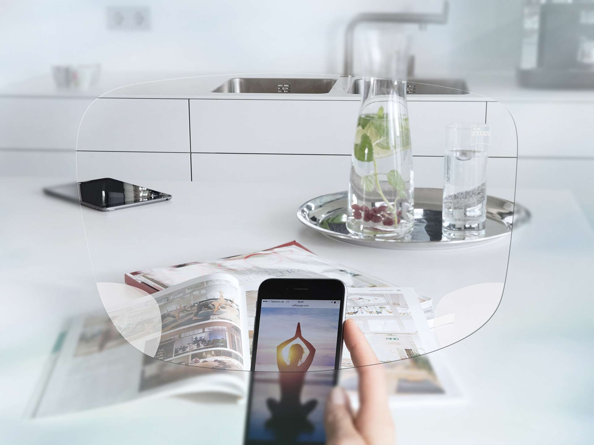 Widok na ekran smartfona i stół kuchenny przez jednoogniskowe soczewki okularowe ZEISS EnergizeMe