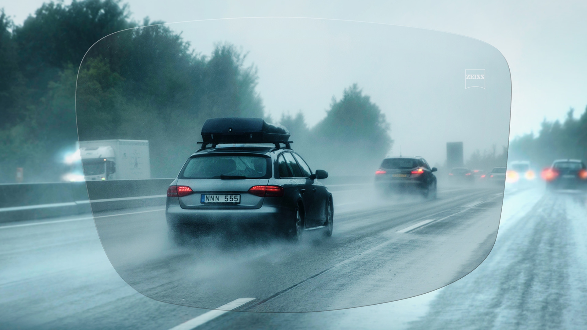 Widok na autostradę w deszczowy dzień przez soczewki jednoogniskowe ZEISS DriveSafe Individual 