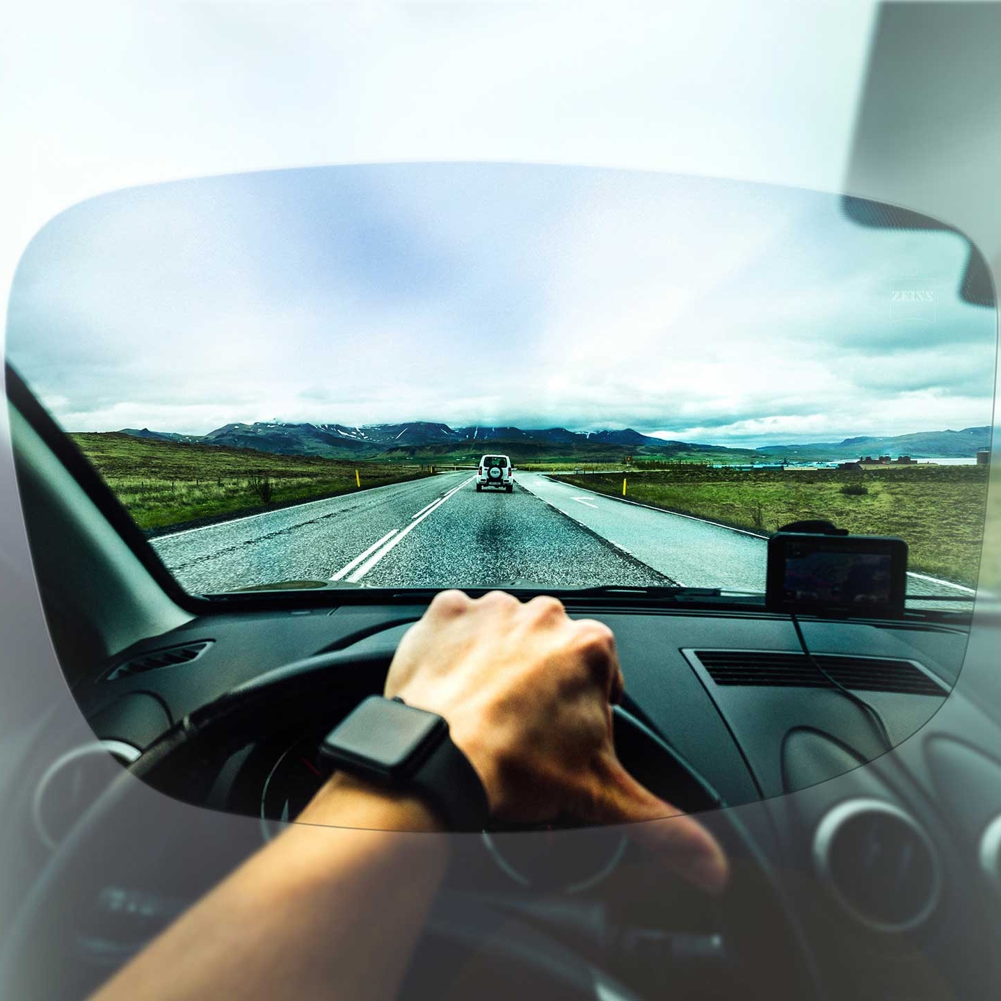 Wyraźny widok z perspektywy kierowcy na ulicę i krajobraz przez soczewki ZEISS z kolekcji Drive
